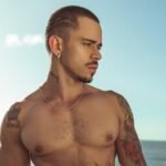 Tatouages et muscles : Un garçon sexy